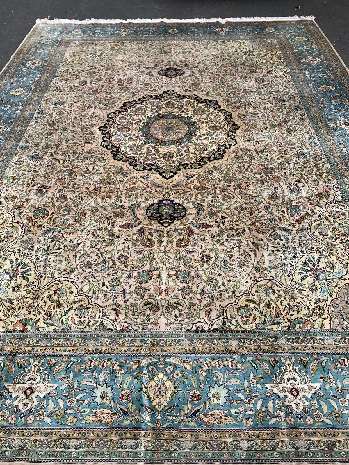 Ivory Silk Medallion Carpet &mdash; hand-knotted Fine Silk Medallion Oriental rug