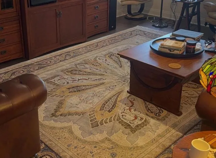 Ivory Silk Paisley Carpet &mdash; hand-knotted Fine Silk Medallion Oriental rug